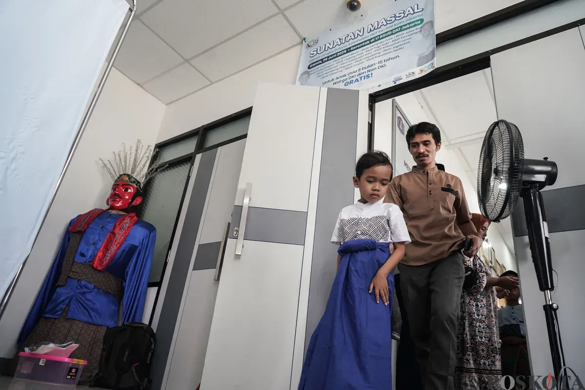 Peserta berjalan keluar setelah melakukan sunat pada sunatan massal gratis di RSUD Tamansari, Jakarta Barat, Kamis, 26 Juni 2025. (Sumber: Poskota/Bilal Nugraha Ginanjar)