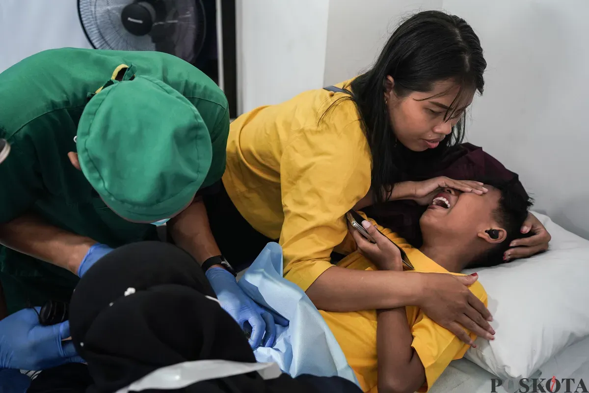 Ekspresi wajah peserta sunatan massal gratis di RSUD Tamansari, Jakarta Barat, Kamis, 26 Juni 2025. (Sumber: Poskota/Bilal Nugraha Ginanjar)