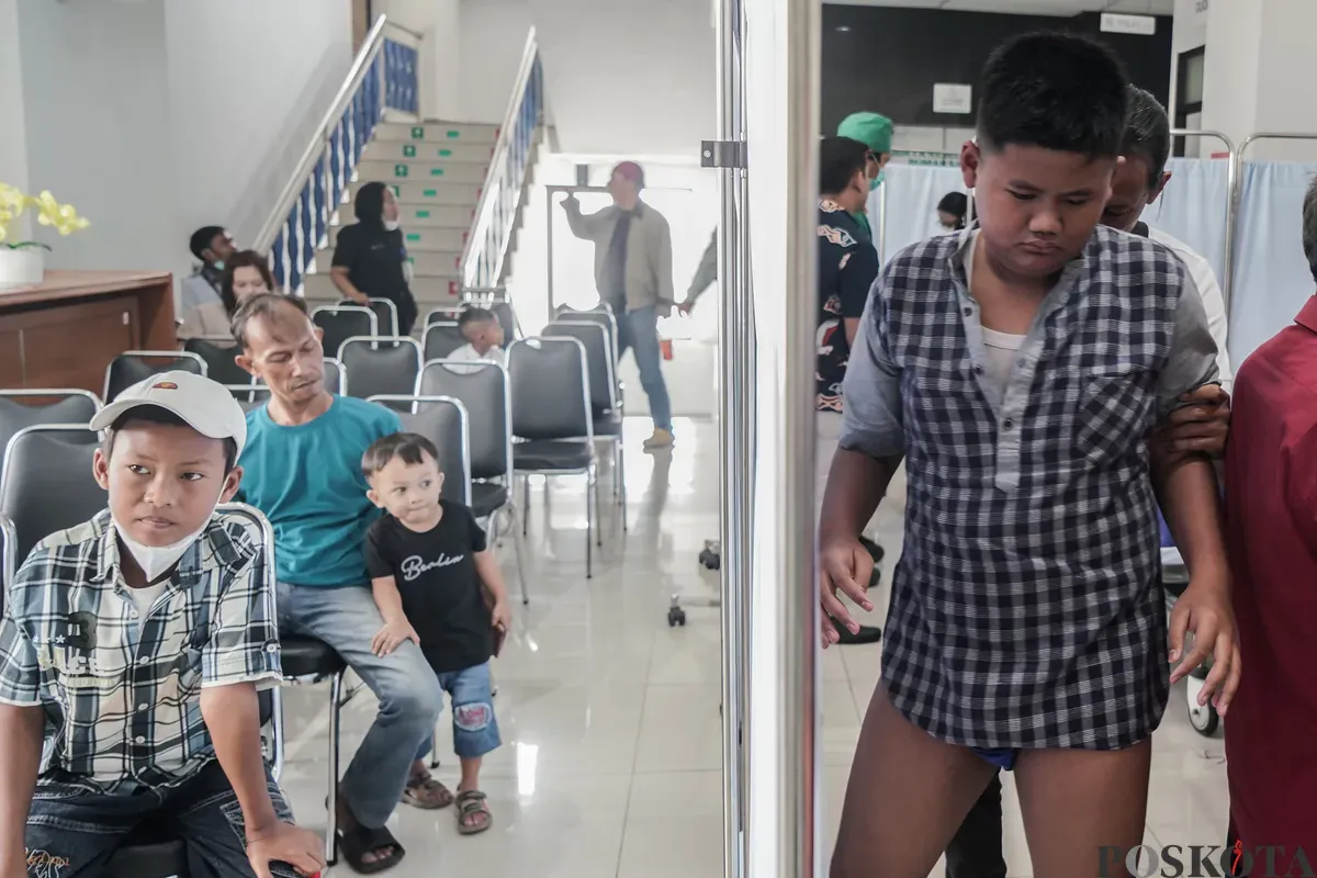 Peserta berjalan keluar setelah melakukan sunat pada sunatan massal gratis di RSUD Tamansari, Jakarta Barat, Kamis, 26 Juni 2025. (Sumber: Poskota/Bilal Nugraha Ginanjar)