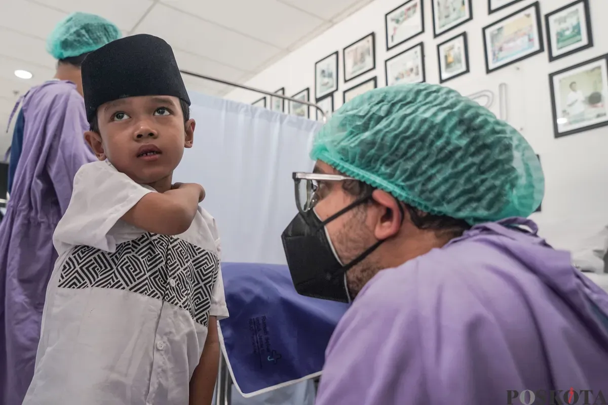 Dokter berbincang dengan peserta sunatan massal gratis di RSUD Tamansari, Jakarta Barat, Kamis, 26 Juni 2025. (Sumber: Poskota/Bilal Nugraha Ginanjar)