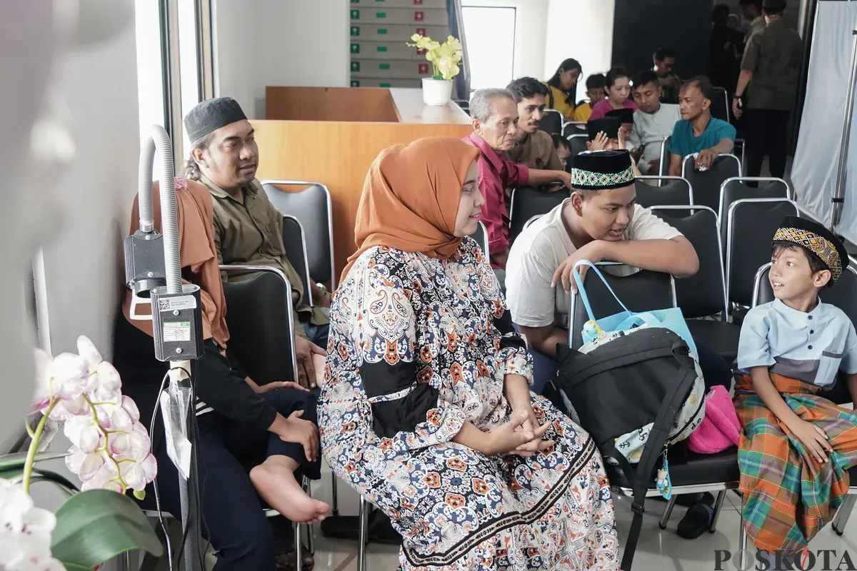 Sejumlah peserta sunatan massal didampingi orangtua menunggu giliran di RSUD Tamansari, Jakarta Barat, Kamis, 26 Juni 2025. (Sumber: Poskota/Bilal Nugraha Ginanjar)