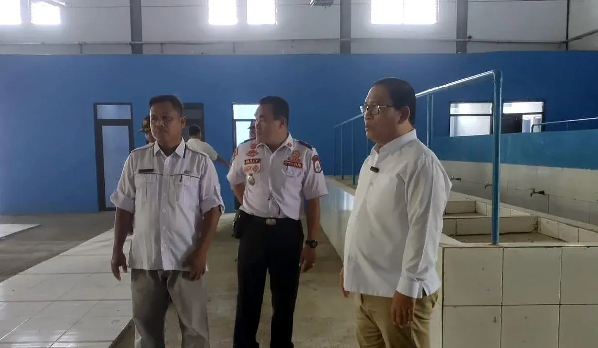 Wakil Bupati Lebak, Amir Hamzah saat meninjau bangunan Pasar Kandang Sapi di Rangkasbitung. (Sumber: Dok Setda Lebak)