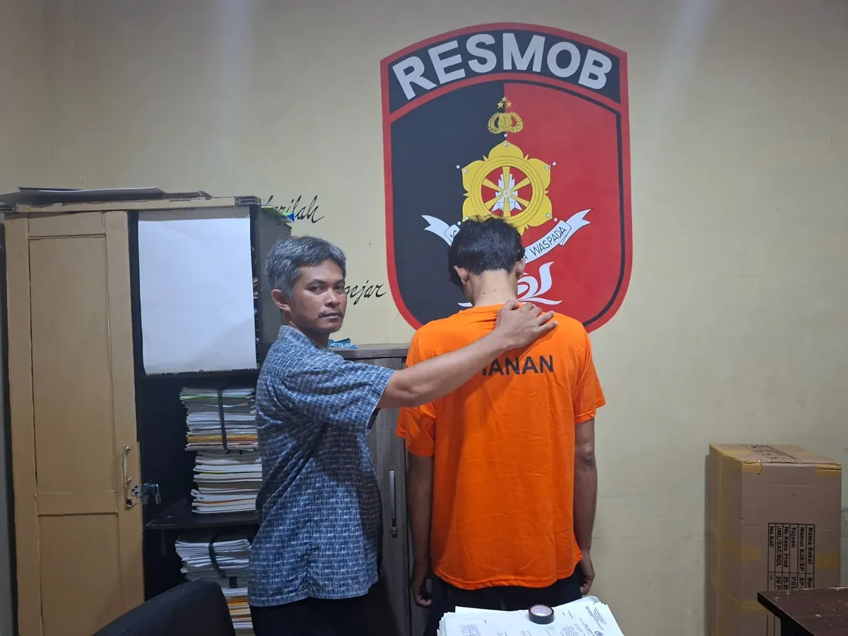 Anggota Reskrim Polsek Beji menangkap pelaku AB spesialis pencuri rumah diduga berilmu sirep. (Sumber: Poskota/Angga Pahlevi)