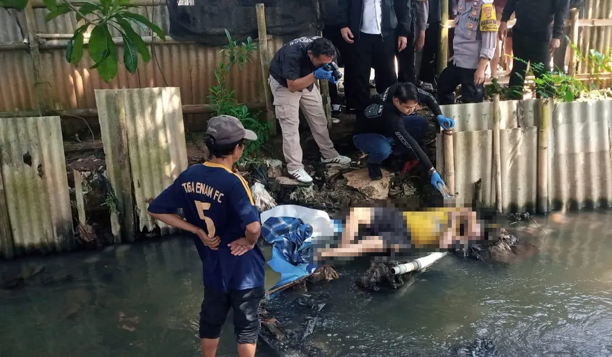 Petugas Inafis Polres Metro Depok melakukan olah TKP di lokasi penemuan mayat di pinggir kali, Jalan Setu Golf, Kecamatan Tapos pada Rabu pagi, 26 Juni 2025. (Sumber: Dok Polsek Cimanggis)