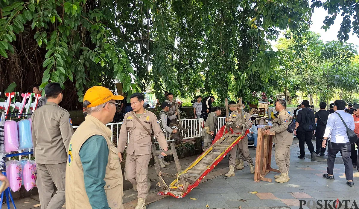 Satpol PP Kota Bogor kembali melakukan penertiban terhadap PKL yang berjualan di kawasan Alun-Alun dan sekitarnya pada Kamis, 26 Juni 2025. (Sumber: POSKOTA | Foto: Sekar Putri Andini)