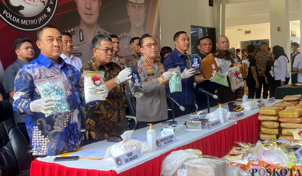 Polda Metro Jaya merilis pengungkapan kasus narkoba selama Mei-Juni 2025 dengan jumlah tersangka sebanyak 1.672 orang di Mapolda Metro Jaya, Jakarta Selatan, Kamis, 26 Juni 2025. (Sumber: POSKOTA | Foto: Ali Mansur)