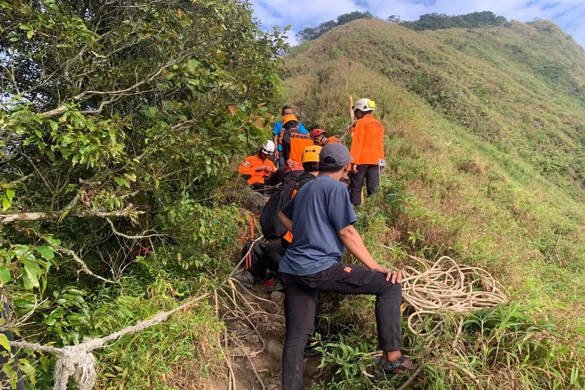 Tim SAR gabungan mengevakuasi Jovita Diva Prabudawardani, 21 tahun yang tewas terpeleset dan jatuh ke dalam jurang sedalam 180 meter di Gunung Muria, Kudus, Jawa Tengah. (Sumber: BASARNAS)