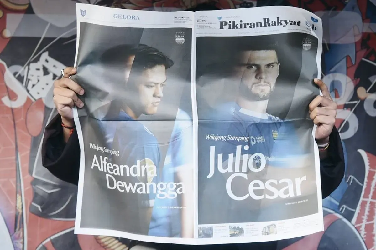 Persib Bandung lakukan cara unik, umumkan 2 rekrutan baru lewat koran hari ini, Kamis 26 Juni 2025. (Sumber: persib.co.id)