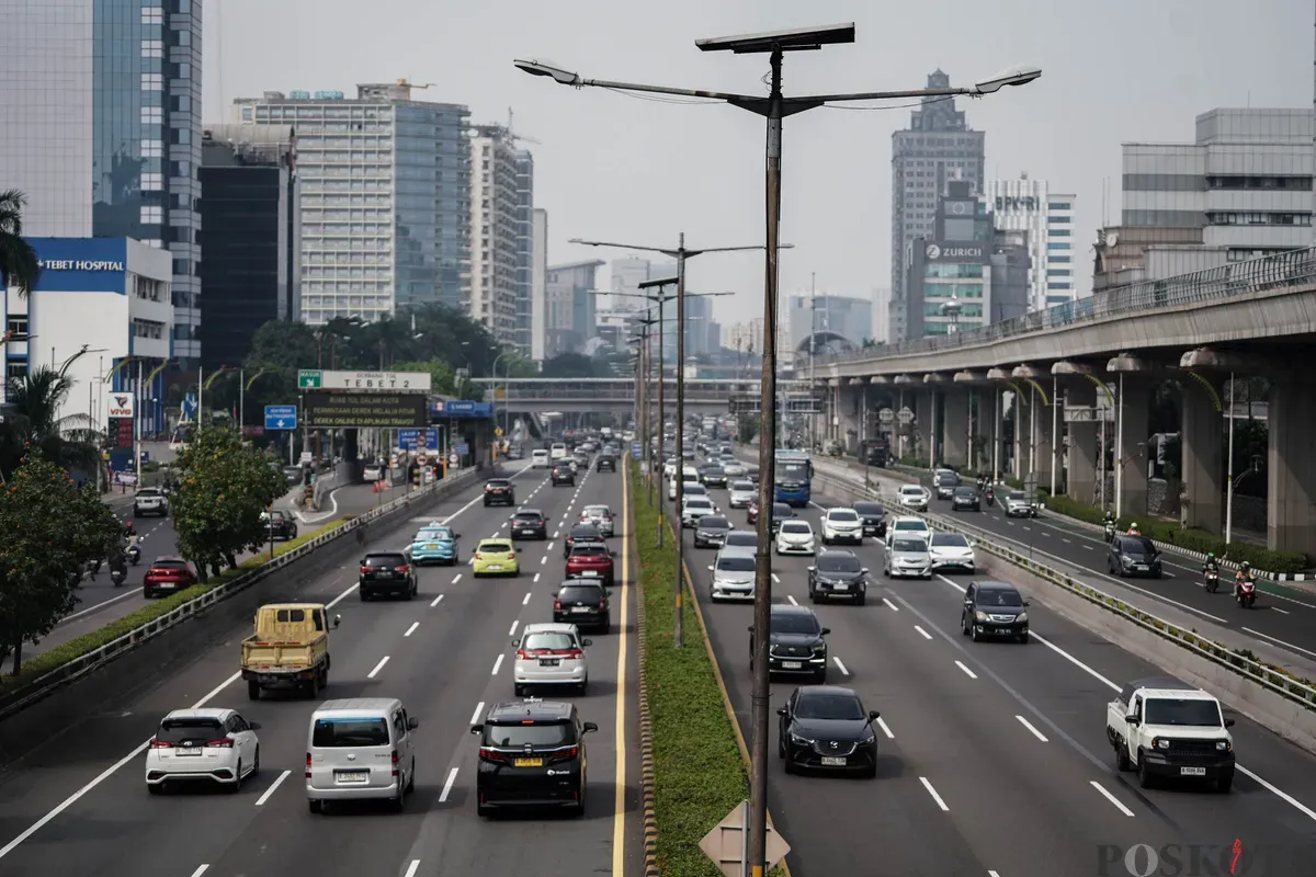 Sejumlah kendaraan melintasi Tol Dalam Kota Gatot Subroto, Jakarta, Jum'at, 27 Juni 2025. (Sumber: Poskota/Bilal Nugraha Ginanjar)