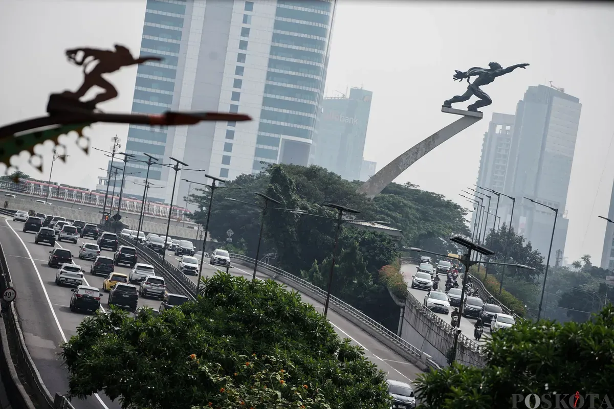 Sejumlah kendaraan melintasi Tol Dalam Kota Gatot Subroto, Jakarta, Jum'at, 27 Juni 2025. (Sumber: Poskota/Bilal Nugraha Ginanjar)