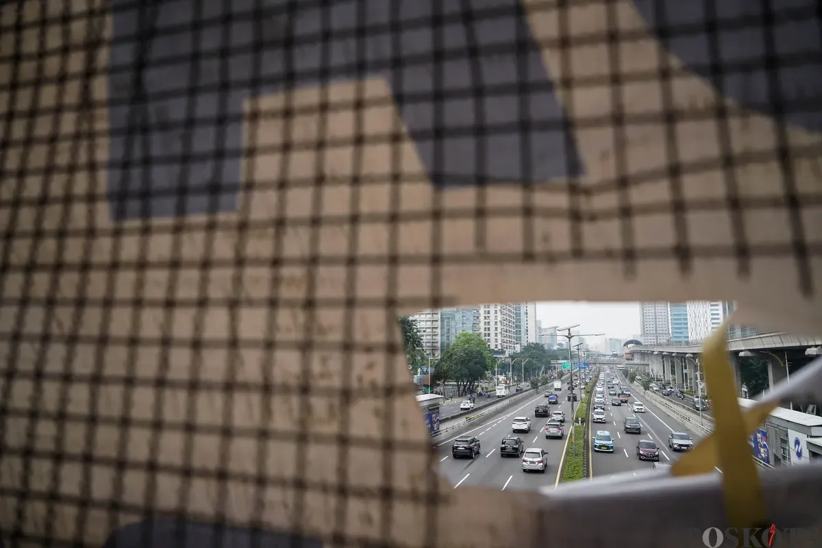 Sejumlah kendaraan melintasi Tol Dalam Kota Gatot Subroto, Jakarta, Jum'at, 27 Juni 2025. (Sumber: Poskota/Bilal Nugraha Ginanjar)
