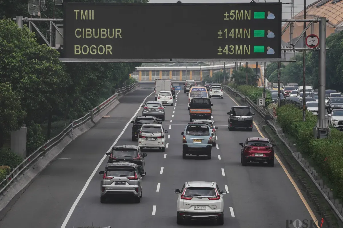 Sejumlah kendaraan melintasi Tol Dalam Kota Gatot Subroto, Jakarta, Jum'at, 27 Juni 2025. (Sumber: Poskota/Bilal Nugraha Ginanjar)