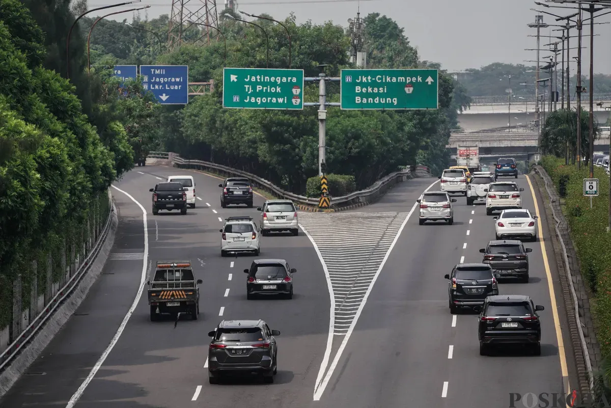 Sejumlah kendaraan melintasi Tol Dalam Kota Gatot Subroto, Jakarta, Jum'at, 27 Juni 2025. (Sumber: Poskota/Bilal Nugraha Ginanjar)