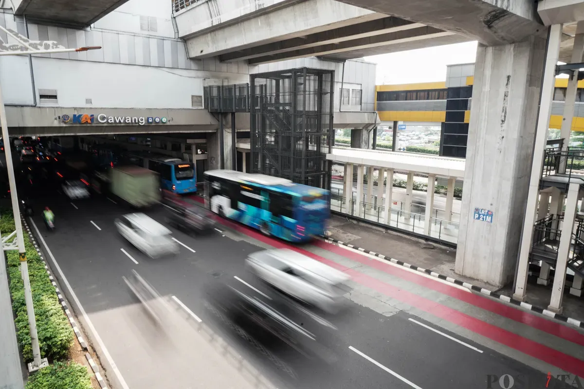 Sejumlah kendaraan melintasi Tol Dalam Kota Gatot Subroto, Jakarta, Jum'at, 27 Juni 2025. (Sumber: Poskota/Bilal Nugraha Ginanjar)