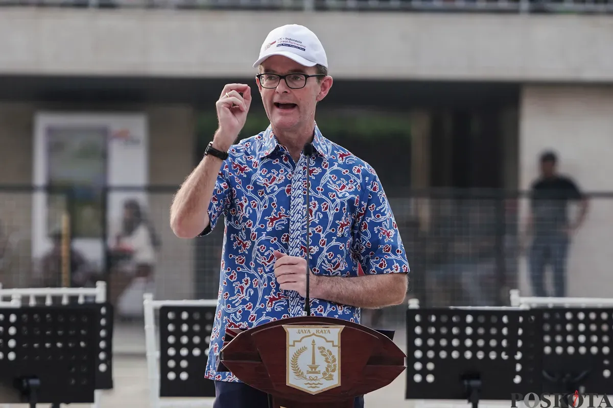 Duta Besar Inggris untuk Indonesia Dominic Jermey CVO, OBE menyampaikan sambutan di Taman Lapangan Banteng, Jakarta, Sabtu, 27 Juni 2025. (Sumber: Poskota/Bilal Nugraha Ginanjar)