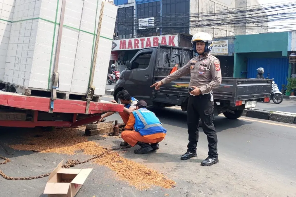 Kecelakaan tunggal akibat truk mengalami patah di Jalan Raya K.S. Tubun, kawasan Warung Jambu, Kota Bogor, Jumat, 27 Juni 2025. (Sumber: Dok. Polresta Bogor Kota)
