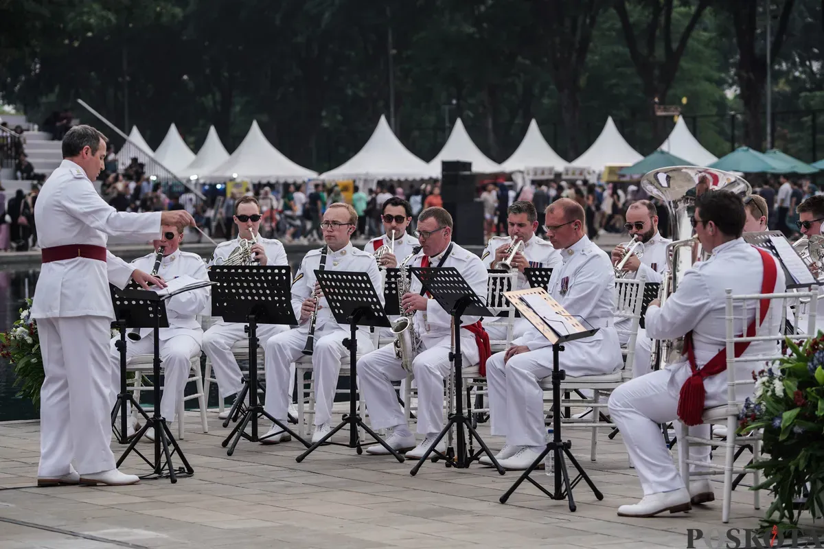 Grup marching band UK Royal Marine Band tampil di hadapan warga di Lapangan Banteng, Jakarta, Sabtu, 27 Juni 2025. (Sumber: Poskota/Bilal Nugraha Ginanjar)