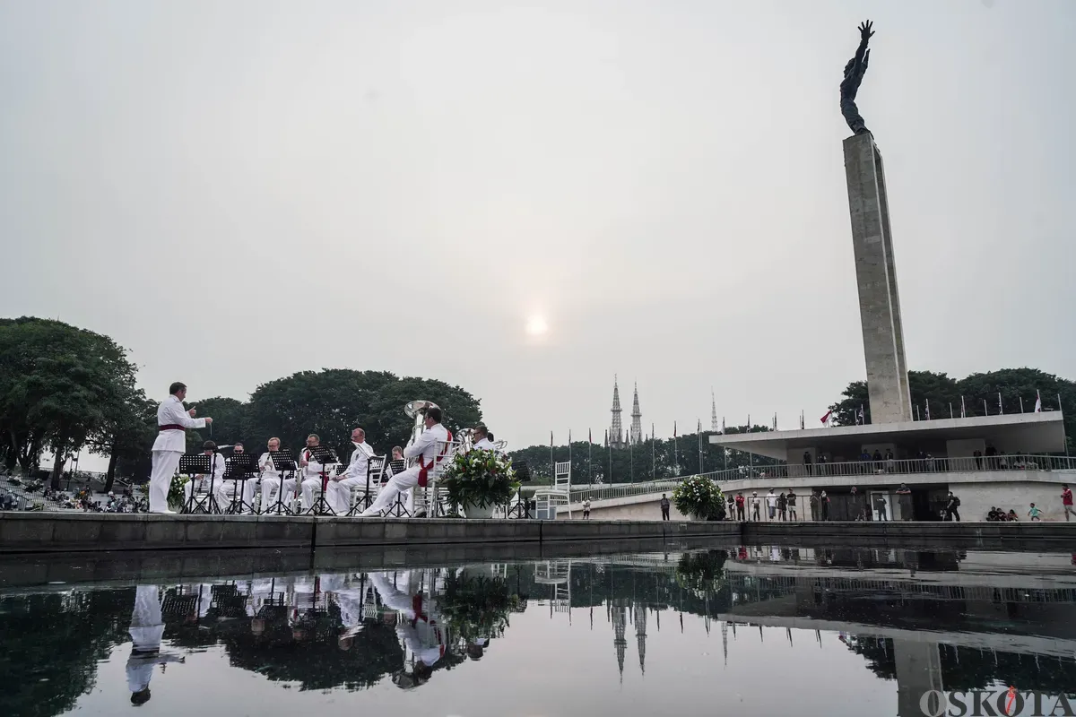 Grup marching band UK Royal Marine Band tampil di hadapan warga di Lapangan Banteng, Jakarta, Sabtu, 27 Juni 2025. (Sumber: Poskota/Bilal Nugraha Ginanjar)
