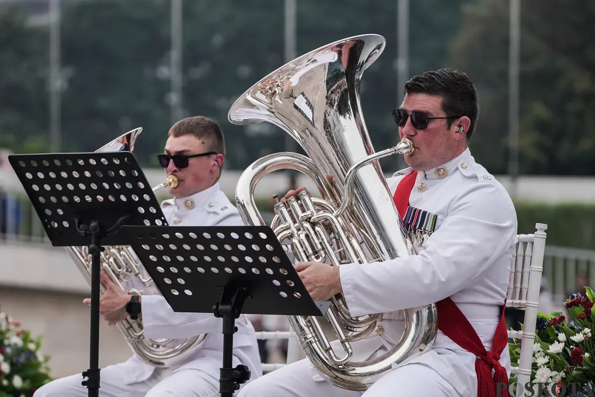 Grup marching band UK Royal Marine Band tampil di hadapan warga di Lapangan Banteng, Jakarta, Sabtu, 27 Juni 2025. (Sumber: Poskota/Bilal Nugraha Ginanjar)