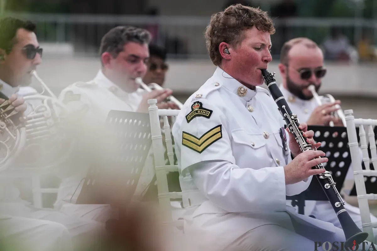 Grup marching band UK Royal Marine Band tampil di hadapan warga di Lapangan Banteng, Jakarta, Sabtu, 27 Juni 2025. (Sumber: Poskota/Bilal Nugraha Ginanjar)