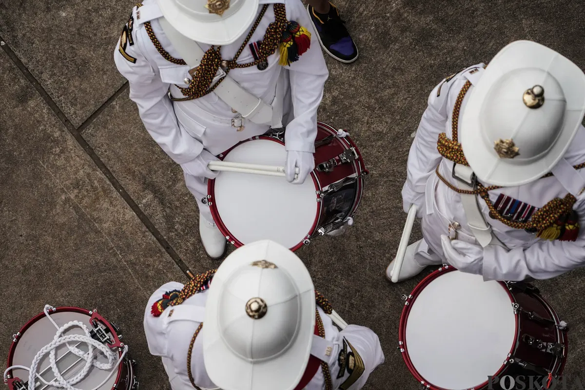 Grup marching band UK Royal Marine Band tampil di hadapan warga di Lapangan Banteng, Jakarta, Sabtu, 27 Juni 2025. (Sumber: Poskota/Bilal Nugraha Ginanjar)