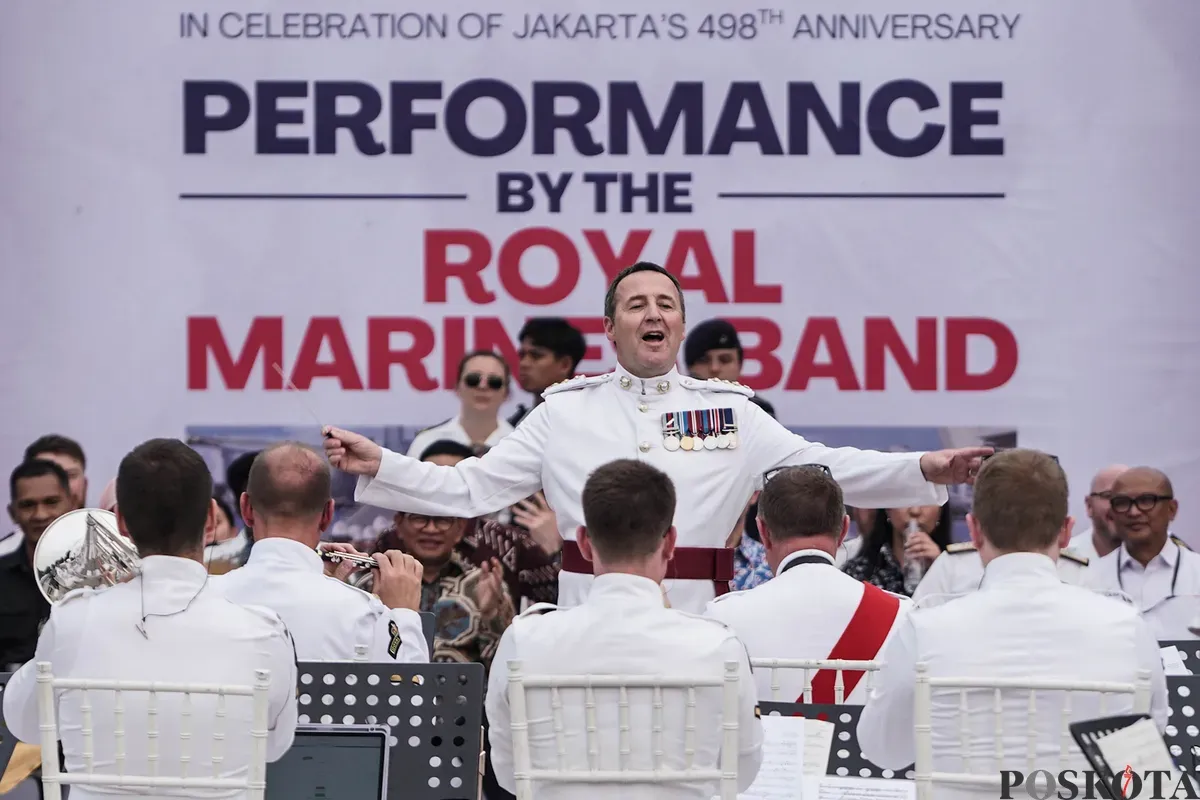 Grup marching band UK Royal Marine Band tampil di hadapan warga di Lapangan Banteng, Jakarta, Sabtu, 27 Juni 2025. (Sumber: Poskota/Bilal Nugraha Ginanjar)