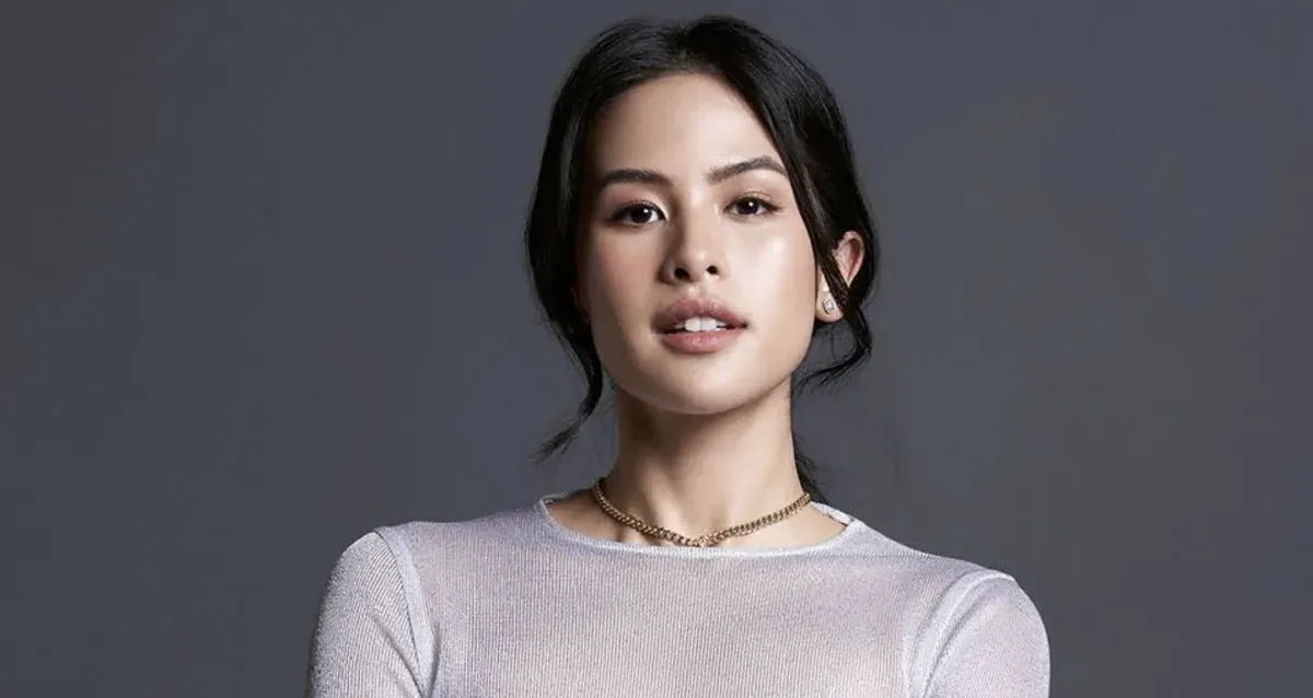 Maudy Ayunda saat membawakan podcast “Filosofi Teras Bersahabat dengan Konflik”, menjelaskan bagaimana Stoikisme dapat menjadi panduan praktis dalam menghadapi tantangan hidup sehari-hari. (Sumber: Instagram/Maudy Ayunda)