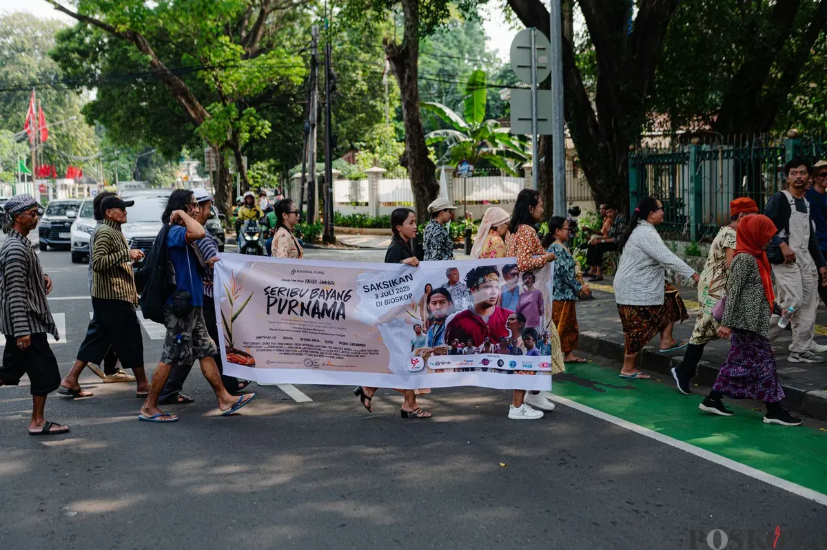 Para pemeran membawa poster sesaat sebelum konferensi pers peluncuran film 'Seribu Bayang Purnama' di kawasan Jakarta Pusat, Kamis, 27 Juni 2025. (Sumber: Poskota/Pandi Ramedhan)