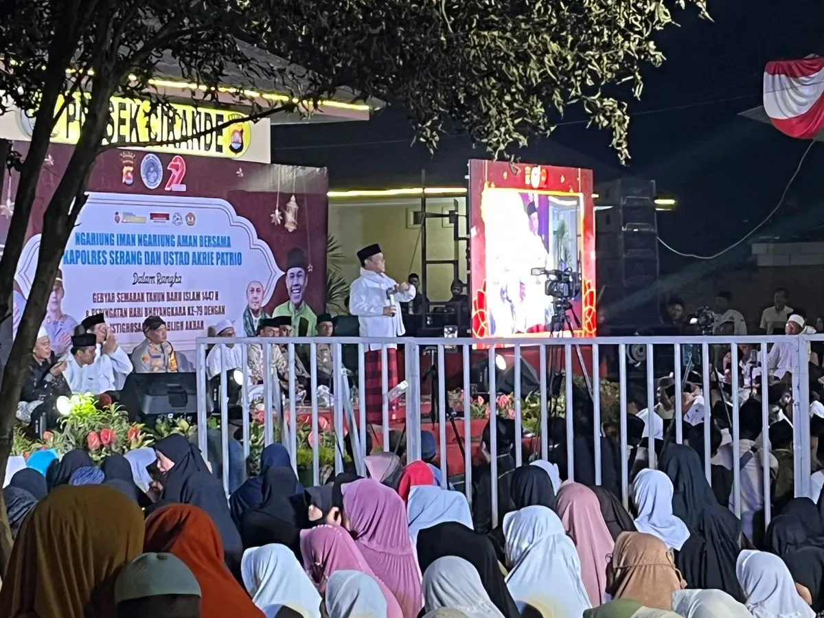 Ustadz Muhammad Akrie Patrio berceramah pada malam tahun baru Islam 1447 Hijriyah di Mapolsek Cikande. (Sumber: Humas)