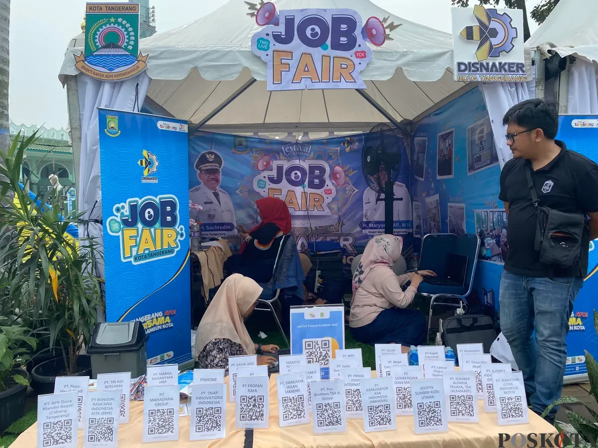 Job Fair hadir di tengah Festival Al-A’Zhom ke-12 pada Jumat, 27 Juni 2025 di halaman samping masjid Al-A’Zhom, Kota Tangerang. (Sumber: Poskota/Primayanti Juli Kumala Manalu)