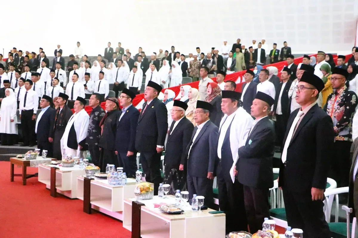 Ketua Dewan Syuro PKB sekaligus Wakil Presiden ke-13 RI, KH Ma’ruf Amin, bersama Bupati Bogor Rudy Susmanto, Ketua DPRD Sastra Winara saat menghadiri Ijtima Ulama dan PKU ke-19 di Cibinong, Kamis, 26 Juni 2025. (Sumber: Poskota/Sekar Putri Andini)