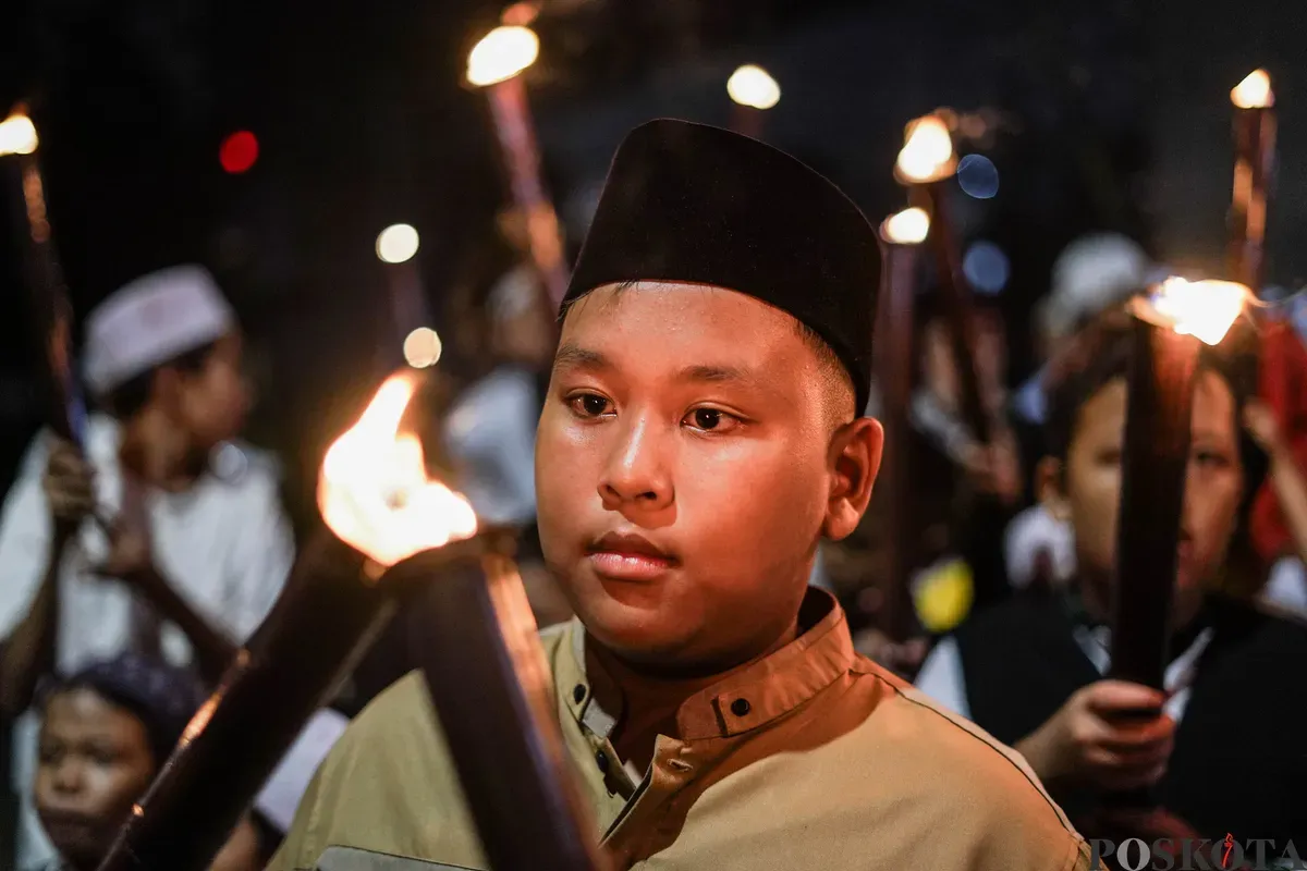 Sejumlah warga mengikuti pawai obor di kawasan Menteng, Jakarta, Kamis, 26 Juni 2025. (Sumber: Poskota/Bilal Nugraha Ginanjar)