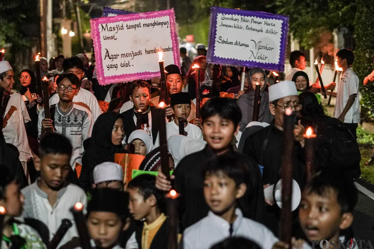 Sejumlah warga mengikuti pawai obor di kawasan Menteng, Jakarta, Kamis, 26 Juni 2025. (Sumber: Poskota/Bilal Nugraha Ginanjar)