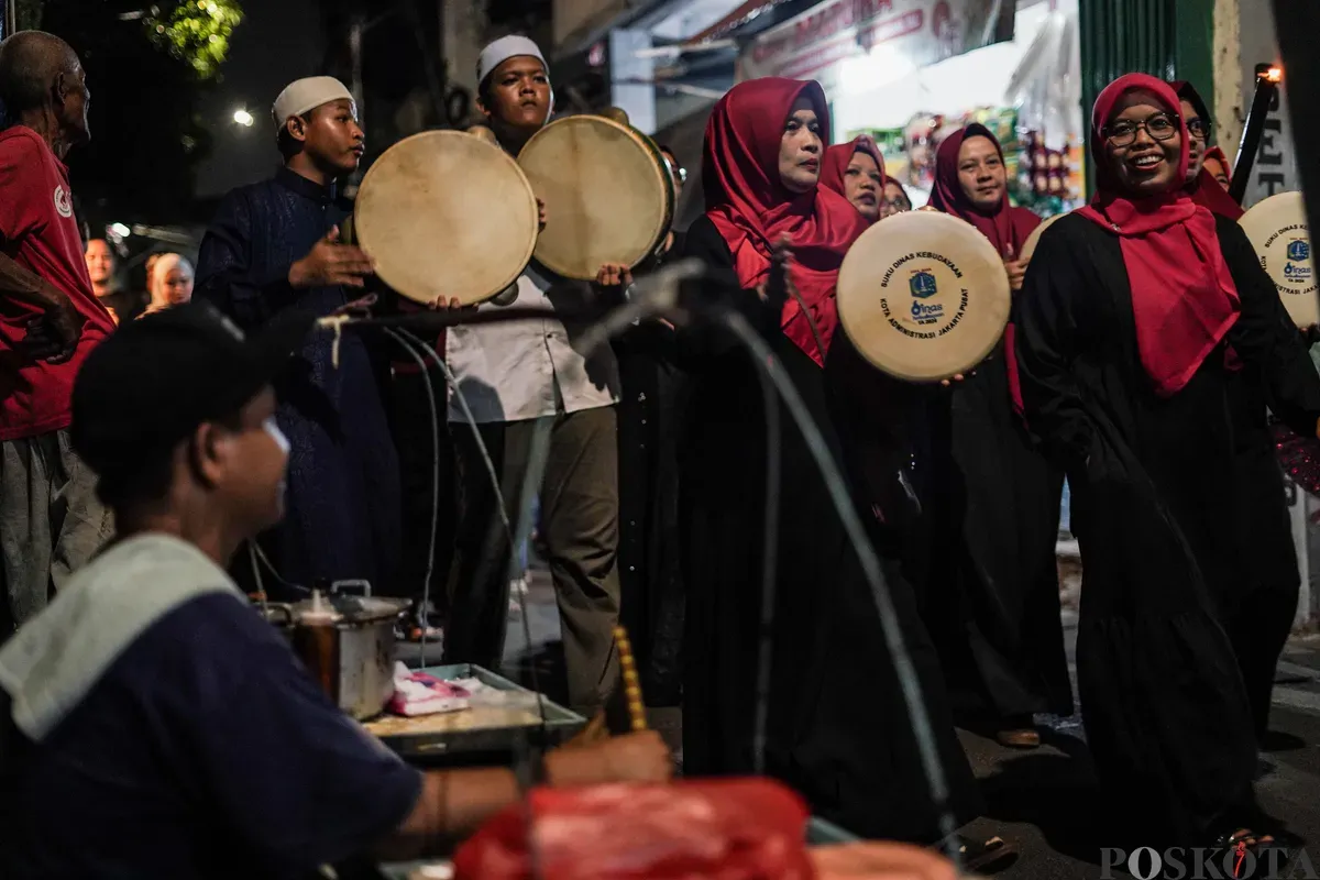 Sejumlah warga mengikuti pawai obor di kawasan Menteng, Jakarta, Kamis, 26 Juni 2025. (Sumber: Poskota/Bilal Nugraha Ginanjar)