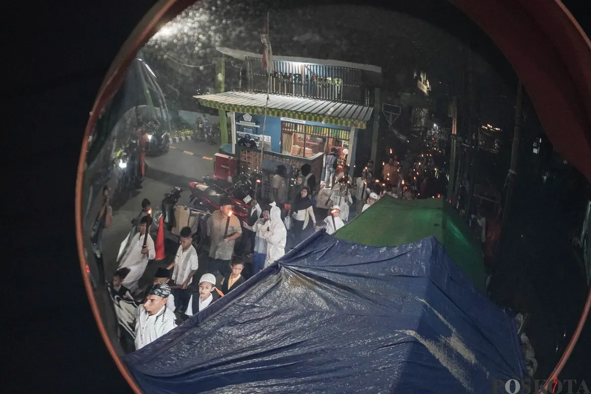 Sejumlah warga mengikuti pawai obor di kawasan Menteng, Jakarta, Kamis, 26 Juni 2025. (Sumber: Poskota/Bilal Nugraha Ginanjar)