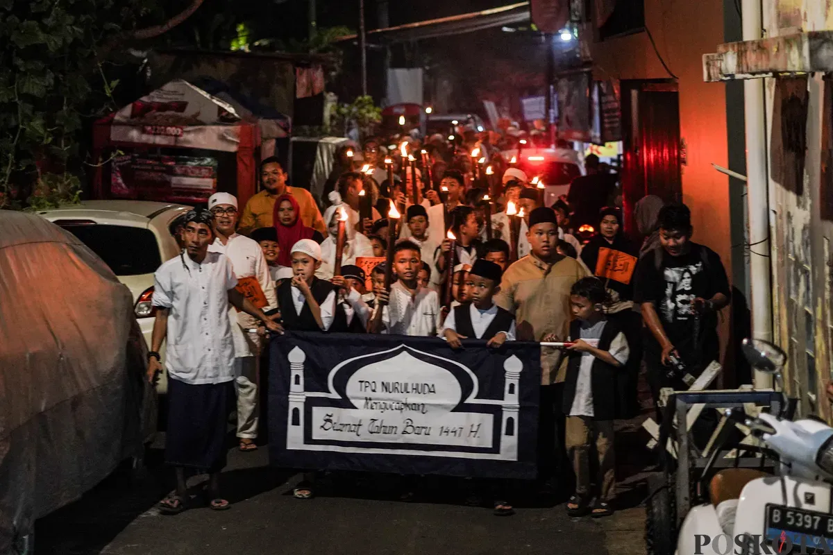 Sejumlah warga mengikuti pawai obor di kawasan Menteng, Jakarta, Kamis, 26 Juni 2025. (Sumber: Poskota/Bilal Nugraha Ginanjar)