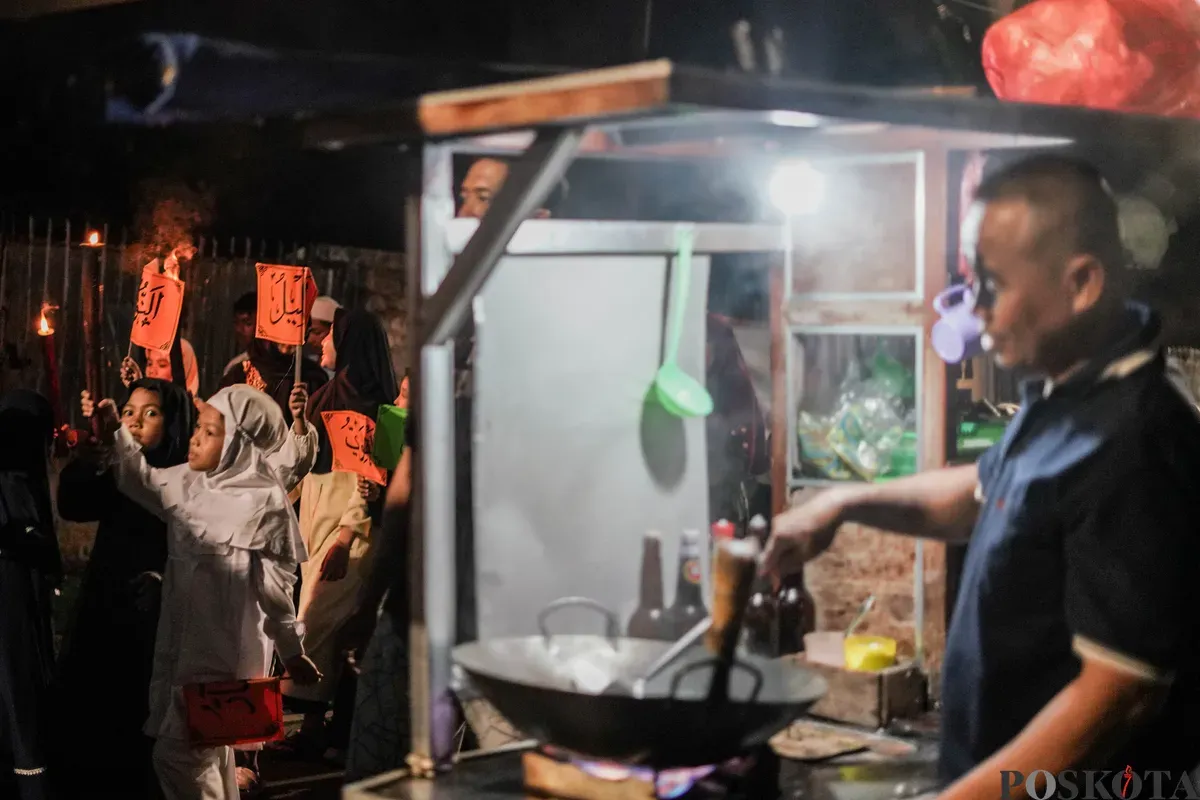Sejumlah warga mengikuti pawai obor di kawasan Menteng, Jakarta, Kamis, 26 Juni 2025. (Sumber: Poskota/Bilal Nugraha Ginanjar)