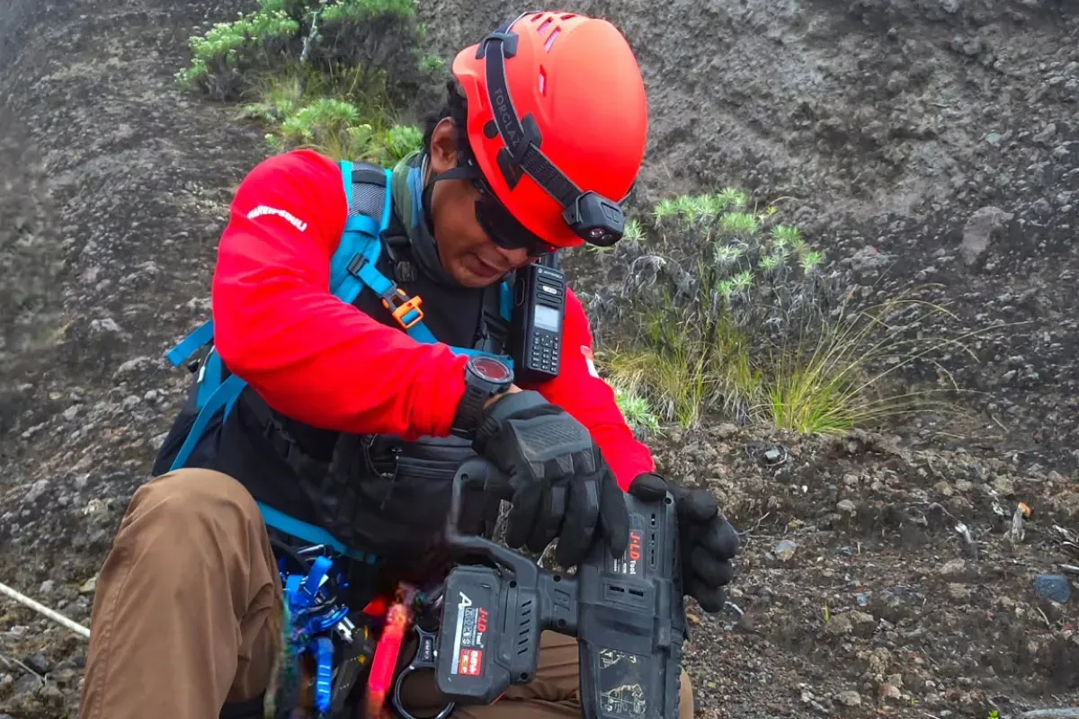 Potret Tyo Survival yang menjadi relawan saat evakuasi jenazah pendaki Brasil, Juliana Marins di Gunung Rinjani. (Sumber: Instagram/@tyo_survival)