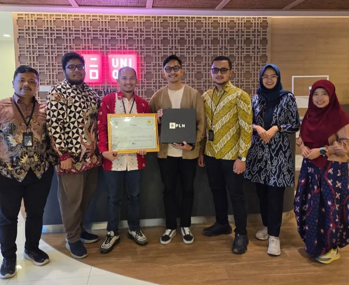 Manager PLN UP3 Ciputat, Syaiful Azhari Siregar (ketiga dari kiri), menyerahkan Renewable Energy Certificate (REC) kepada Adit, Assistant Manager Uniqlo Indonesia (tengah) (Sumber: Dok. PLN UID Jakarta Raya)