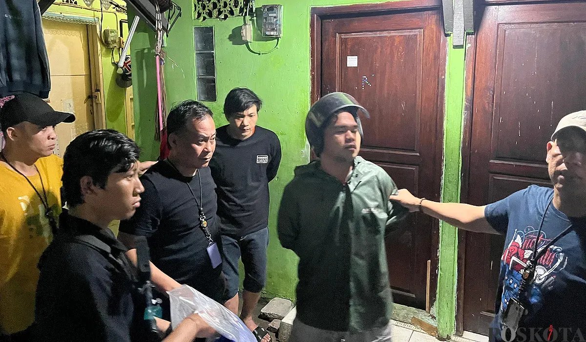 Penangkapan pelaku penipuan dengan modus mengaku sebagai anggota polisi di Cengkareng, Jakarta Barat. (Sumber: POSKOTA | Foto: Pandi Ramedhan)