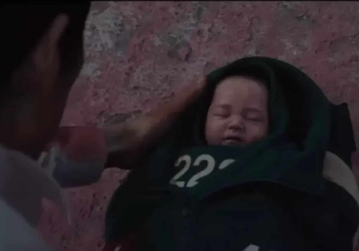 Baby 222 menjadi pemenang Squid Game Season 3, sementara Gi-hun dan dua karakter utama lain tewas dalam ending yang memicu perdebatan. (Sumber: TikTok/@jung._.jeha))