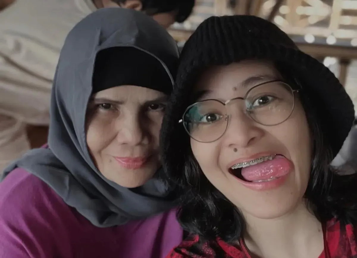 Mita The Virgin bersama dengan almarhumah Emmy Sofyana binti Mulan. (Sumber: Instagram/@mitathevirgin)