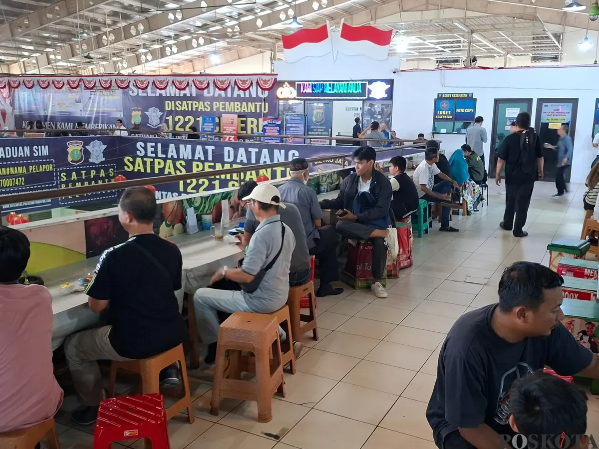 Antrian pemohon SIM di Satpas Pembantu 1221 Cinere Depok saat libur panjang. (Sumber: Poskota/Angga Pahlevi)