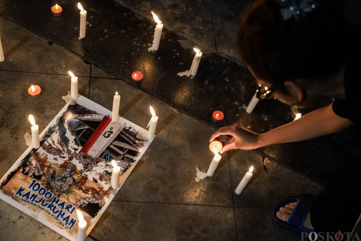 Sejumlah aktivis dan keluarga korban Tragedi Kanjuruhan menggelar aksi doa bersama dan menyalakan lilin di depan Markas Besar Kepolisian Republik Indonesia (Mabes Polri), Jakarta, Jum'at, 27 Juni 2025. (Sumber: Poskota/Bilal Nugraha Ginanjar)