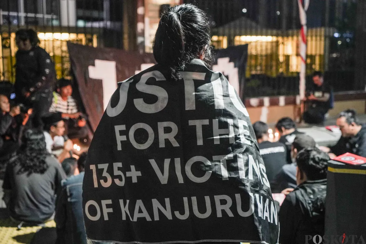 Sejumlah aktivis dan keluarga korban Tragedi Kanjuruhan menggelar aksi doa bersama dan menyalakan lilin di depan Markas Besar Kepolisian Republik Indonesia (Mabes Polri), Jakarta, Jum'at, 27 Juni 2025. (Sumber: Poskota/Bilal Nugraha Ginanjar)