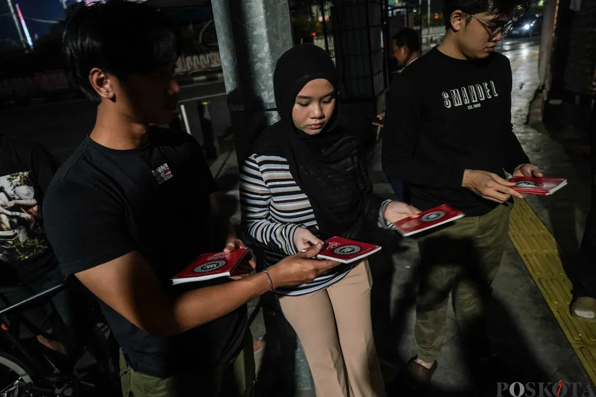 Sejumlah aktivis dan keluarga korban Tragedi Kanjuruhan menggelar aksi doa bersama dan menyalakan lilin di depan Markas Besar Kepolisian Republik Indonesia (Mabes Polri), Jakarta, Jum'at, 27 Juni 2025. (Sumber: Poskota/Bilal Nugraha Ginanjar)