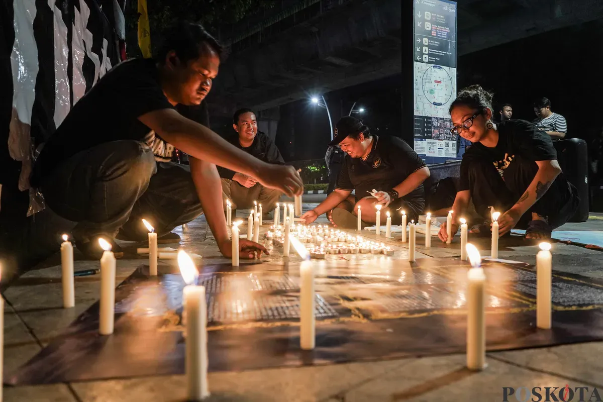 Sejumlah aktivis dan keluarga korban Tragedi Kanjuruhan menggelar aksi doa bersama dan menyalakan lilin di depan Markas Besar Kepolisian Republik Indonesia (Mabes Polri), Jakarta, Jum'at, 27 Juni 2025. (Sumber: Poskota/Bilal Nugraha Ginanjar)