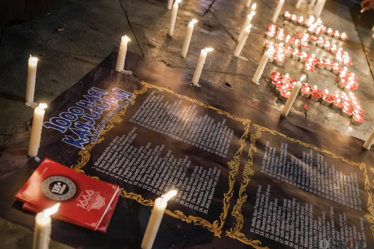 Sejumlah aktivis dan keluarga korban Tragedi Kanjuruhan menggelar aksi doa bersama dan menyalakan lilin di depan Markas Besar Kepolisian Republik Indonesia (Mabes Polri), Jakarta, Jum'at, 27 Juni 2025. (Sumber: Poskota/Bilal Nugraha Ginanjar)