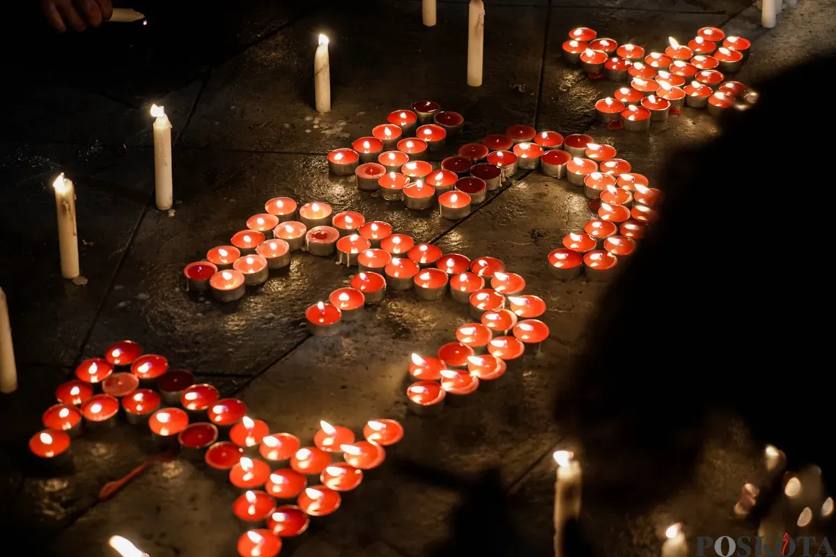 Sejumlah aktivis dan keluarga korban Tragedi Kanjuruhan menggelar aksi doa bersama dan menyalakan lilin di depan Markas Besar Kepolisian Republik Indonesia (Mabes Polri), Jakarta, Jum'at, 27 Juni 2025. (Sumber: Poskota/Bilal Nugraha Ginanjar)