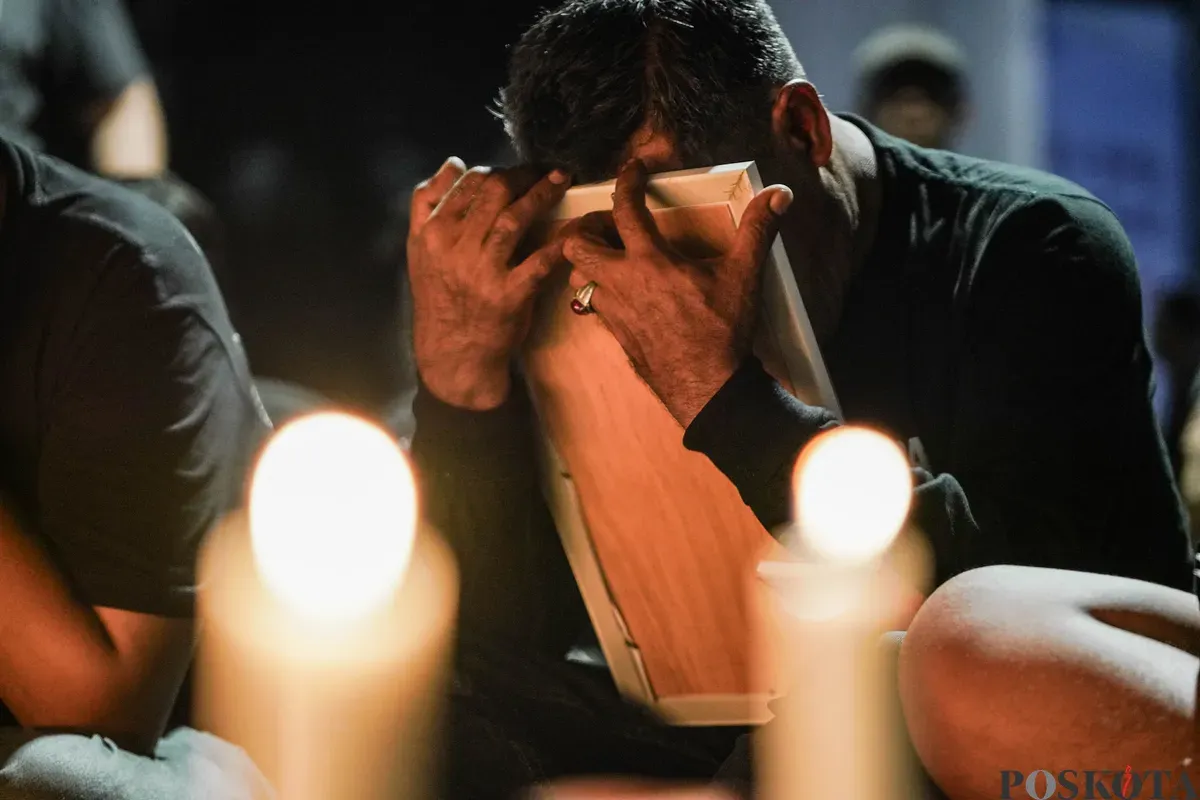 Sejumlah aktivis dan keluarga korban Tragedi Kanjuruhan menggelar aksi doa bersama dan menyalakan lilin di depan Markas Besar Kepolisian Republik Indonesia (Mabes Polri), Jakarta, Jum'at, 27 Juni 2025. (Sumber: Poskota/Bilal Nugraha Ginanjar)